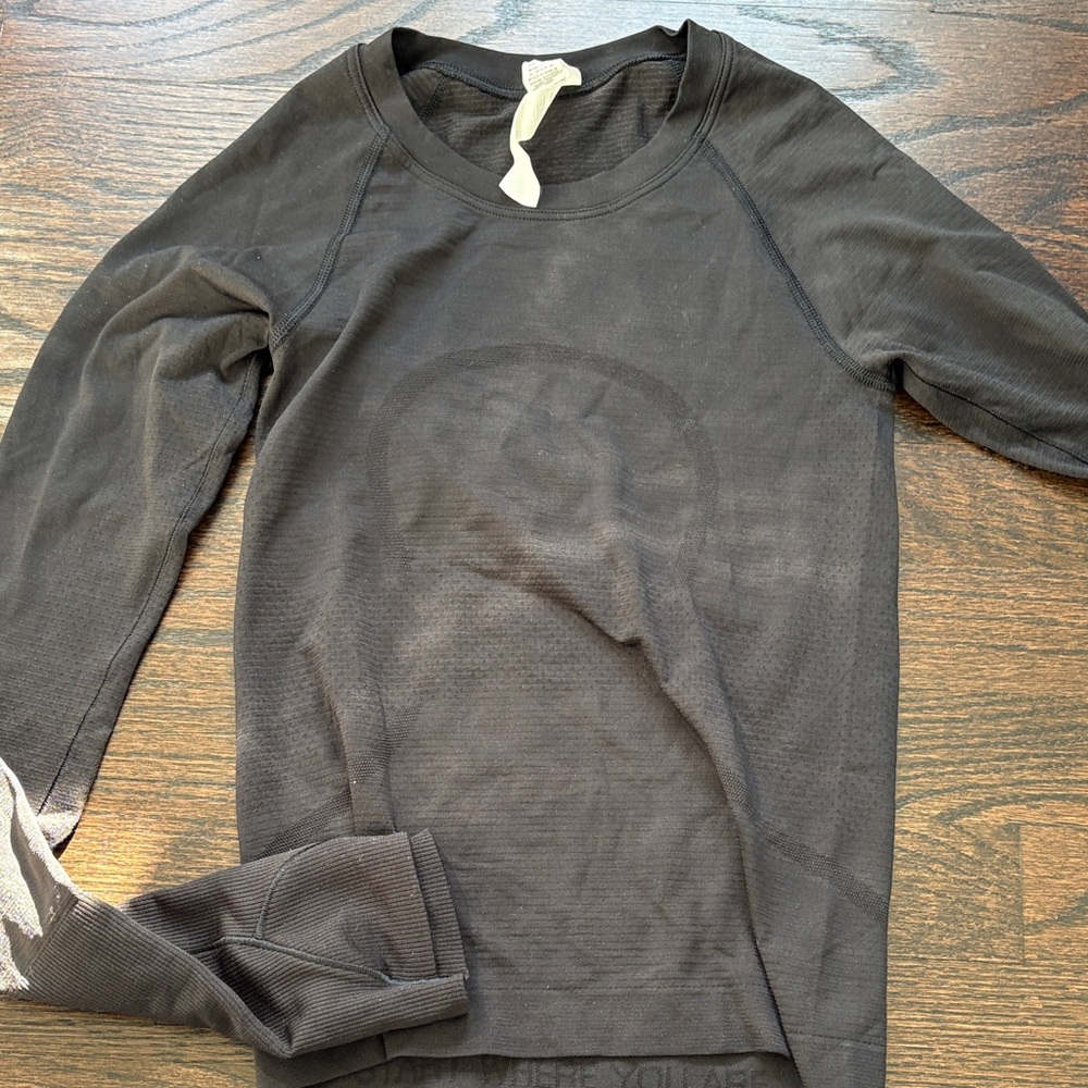 Lululemon Swiftly Tech Long-Sleeve
Shirt 2.0 *Race Length Black